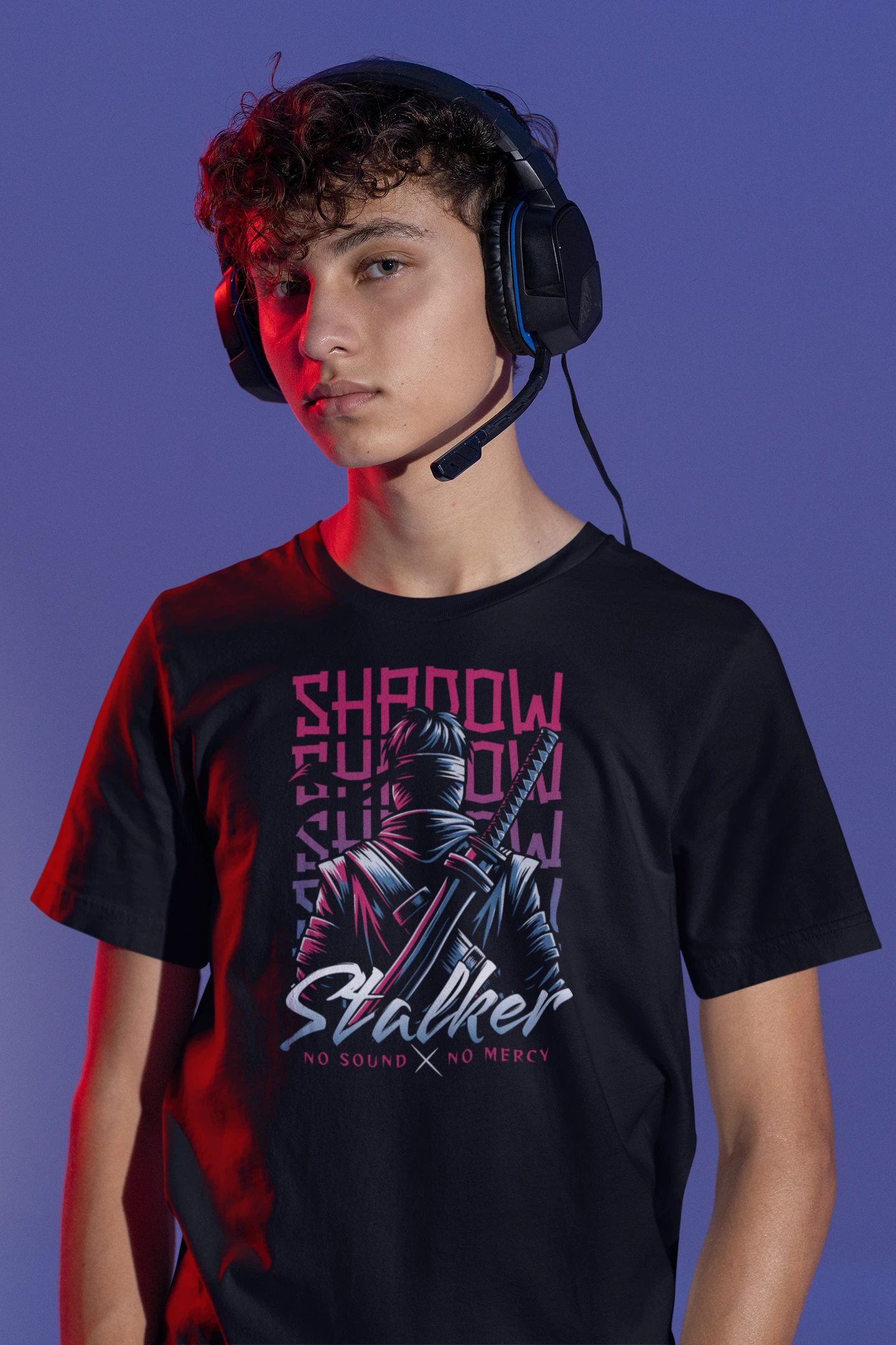 Shadow Stalker | Stealth Ninja T-Shirt – No Sound, No Mercy | Urban Warrior Streetwear – schwarz T-Shirt als maennlich-Mockup, modernes Gaming-Design und hochwertiges Produktfoto.