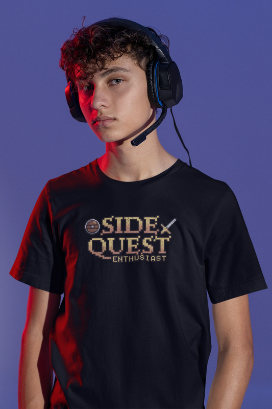 Side Quest Enthusiast | Lustiges RPG Pixel T-Shirt für Gamer – schwarz T-Shirt als maennlich-Mockup, modernes Gaming-Design und hochwertiges Produktfoto.