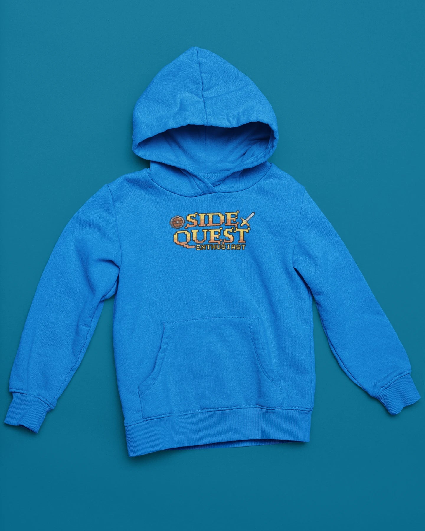 Side Quest Enthusiast | Pixel Retro Hoodie fuer Abenteurer – blau Hoodie als flatlay-Mockup, modernes Gaming-Design und hochwertiges Produktfoto.