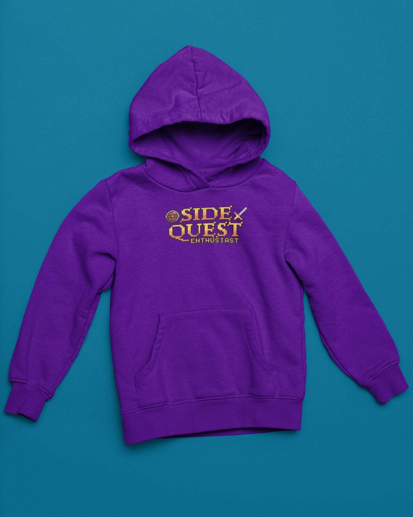 Side Quest Enthusiast | Pixel Retro Hoodie fuer Abenteurer – lila Hoodie als flatlay-Mockup, modernes Gaming-Design und hochwertiges Produktfoto.
