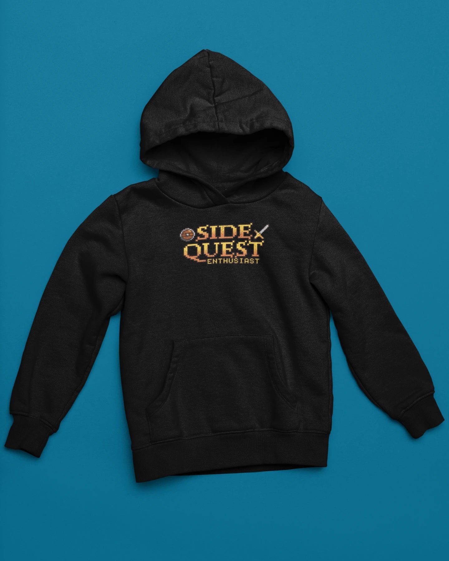 Side Quest Enthusiast | Pixel Retro Hoodie fuer Abenteurer – schwarz Hoodie als flatlay-Mockup, modernes Gaming-Design und hochwertiges Produktfoto.