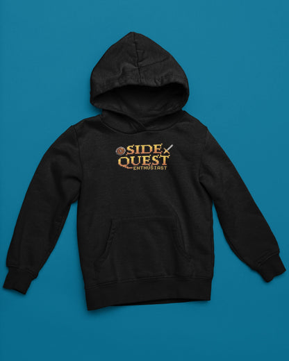 Side Quest Enthusiast | Pixel Retro Hoodie fuer Abenteurer – schwarz Hoodie als flatlay-Mockup, modernes Gaming-Design und hochwertiges Produktfoto.