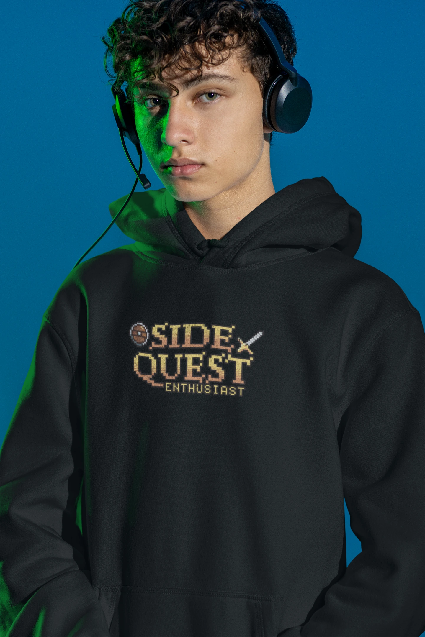 Side Quest Enthusiast | Pixel Retro Hoodie fuer Abenteurer – schwarz Hoodie als maennlich-Mockup, modernes Gaming-Design und hochwertiges Produktfoto.