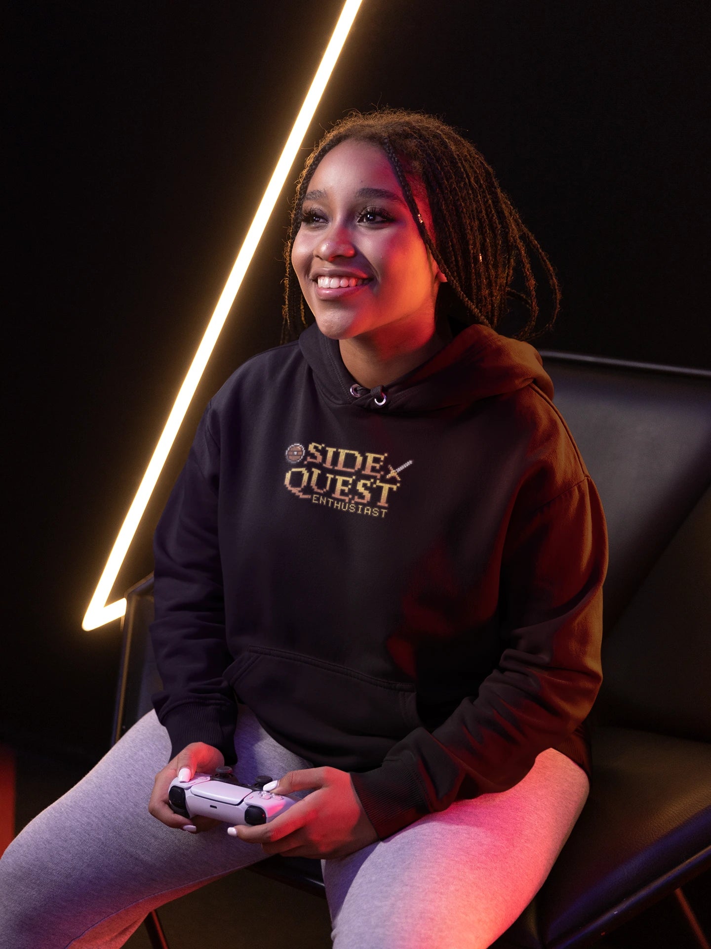 Side Quest Enthusiast | Pixel Retro Hoodie fuer Abenteurer – schwarz Hoodie als weiblich-Mockup, modernes Gaming-Design und hochwertiges Produktfoto.