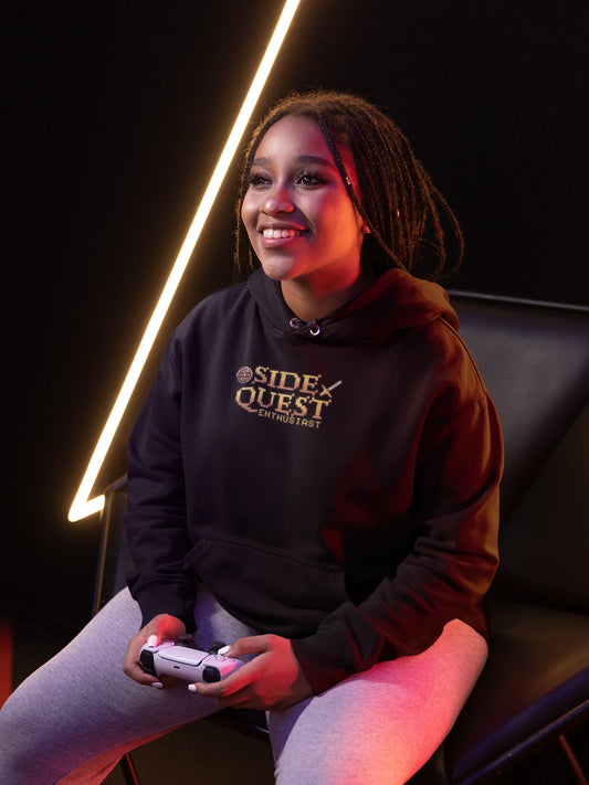 Side Quest Enthusiast | Pixel Retro Hoodie fuer Abenteurer – schwarz Hoodie als weiblich-Mockup, modernes Gaming-Design und hochwertiges Produktfoto.