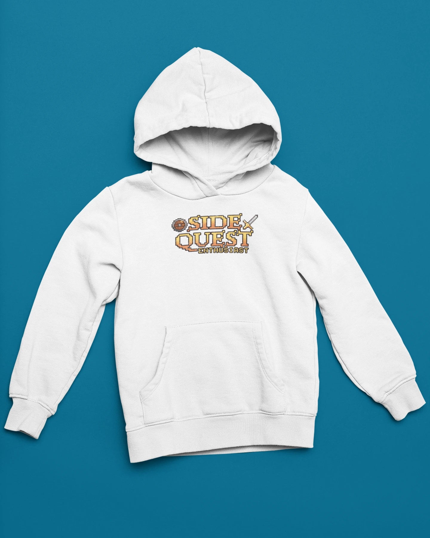 Side Quest Enthusiast | Pixel Retro Hoodie fuer Abenteurer – weiss Hoodie als flatlay-Mockup, modernes Gaming-Design und hochwertiges Produktfoto.