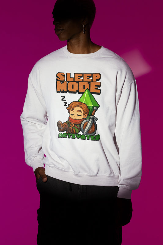 Sleep Mode Activated | Pixel Adventurer Pullover – weiss Pullover als Maennliches Model-Mockup, hochwertiges Nerd- & Gaming-Design Produktfoto.