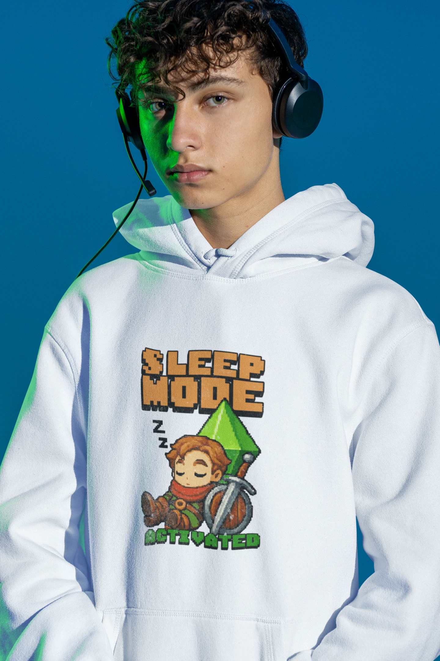 Sleep Mode Activated | Pixel-Hoodie fuer Gamer & RPG-Fans – weiss Hoodie als maennlich-Mockup, modernes Gaming-Design und hochwertiges Produktfoto.