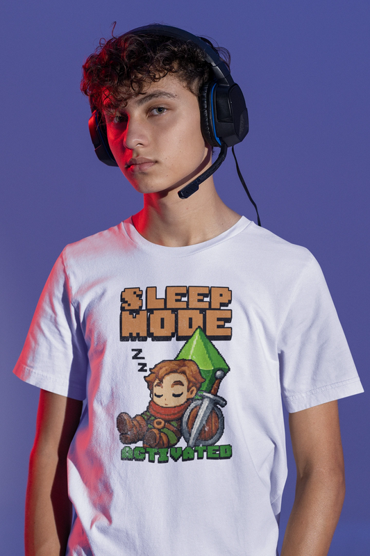 Sleep Mode Active | Lustiges Pixel-T-Shirt für Gamer & Introverts – weiss T-Shirt als maennlich-Mockup, modernes Gaming-Design und hochwertiges Produktfoto.