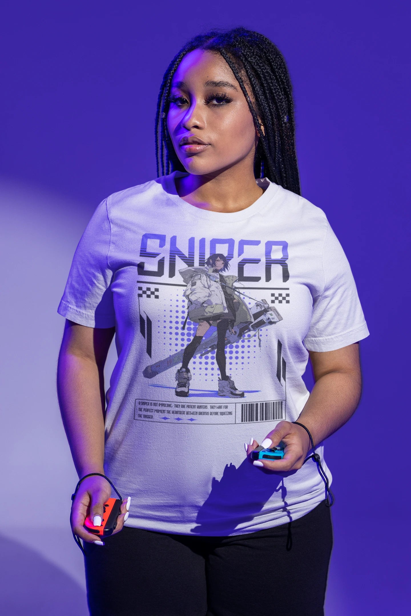 Sniper – Futuristic Hunter | Cyber-Anime T-Shirt für Gamer & Streetwear-Fans – weiss T-Shirt als weiblich-Mockup, modernes Gaming-Design und hochwertiges Produktfoto.