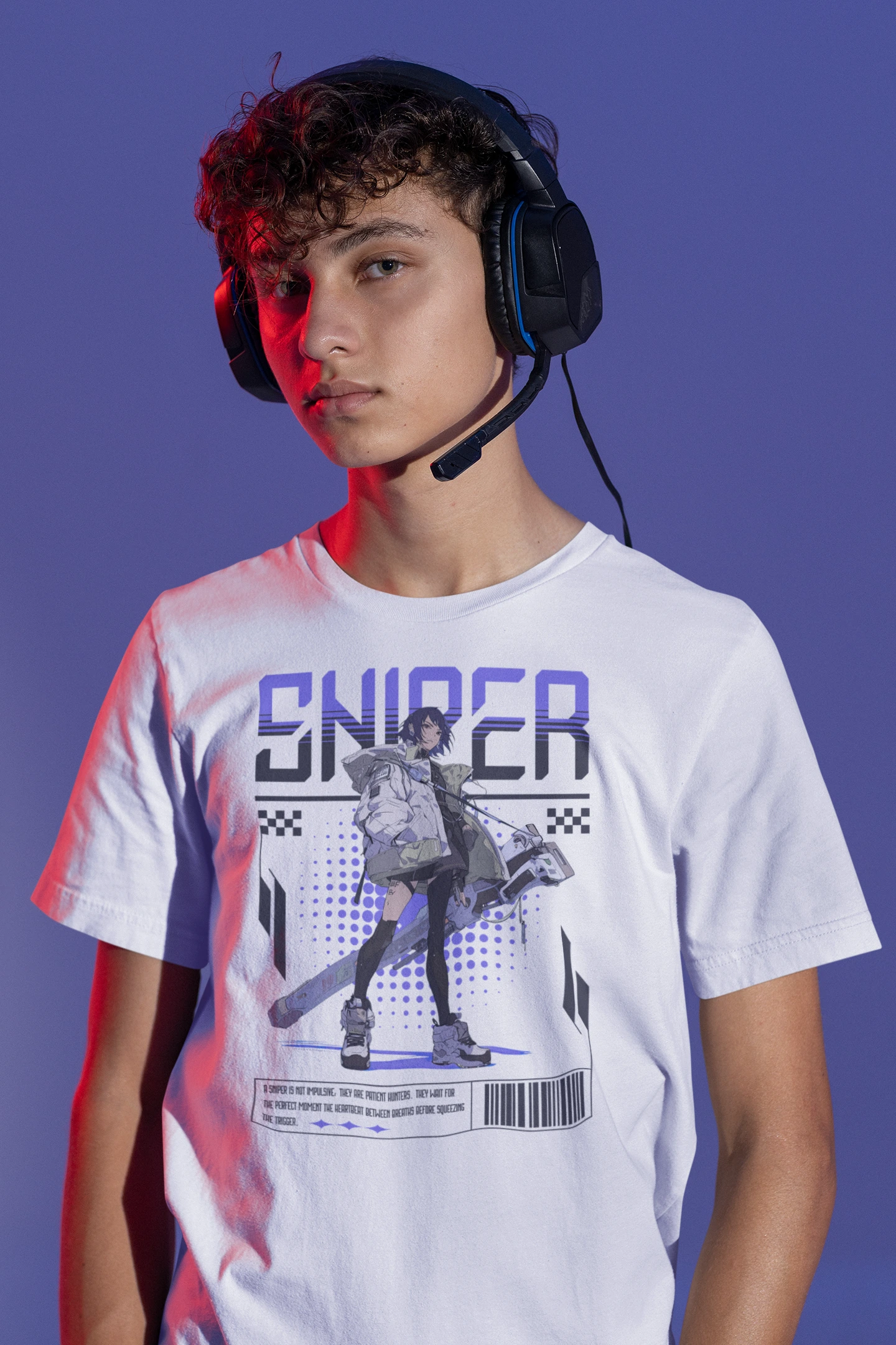 Sniper – Futuristic Hunter | Cyber-Anime T-Shirt für Gamer & Streetwear-Fans – weiss T-Shirt als maennlich-Mockup, modernes Gaming-Design und hochwertiges Produktfoto.