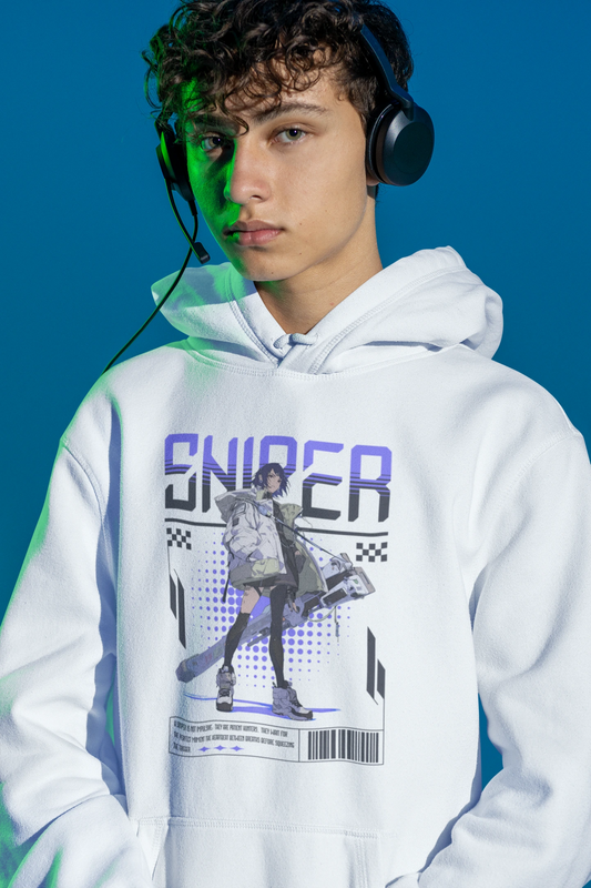 Sniper Hoodie – Futuristisches Anime Design & Cyber Tactical Style – weiss Hoodie als maennlich-Mockup, modernes Gaming-Design und hochwertiges Produktfoto.