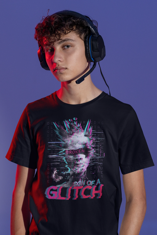 Son of a Glitch | Cyberpunk Grafik T-Shirt – schwarz T-Shirt als maennlich-Mockup, modernes Gaming-Design und hochwertiges Produktfoto.