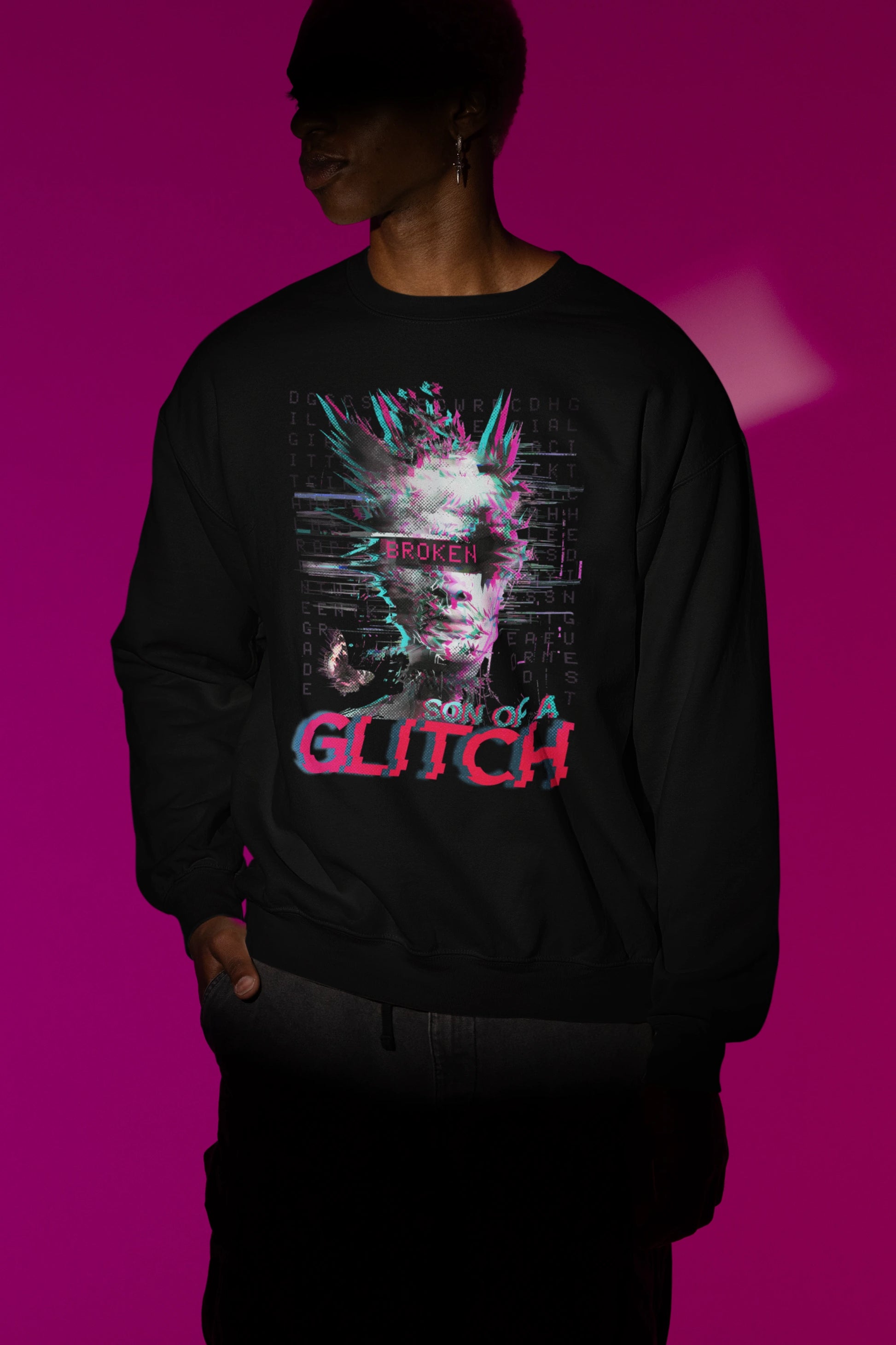 Son of a Glitch – Futuristischer Cyberpunk-Glitch Pullover – schwarz Pullover als Maennliches Model-Mockup, hochwertiges Nerd- & Gaming-Design Produktfoto.