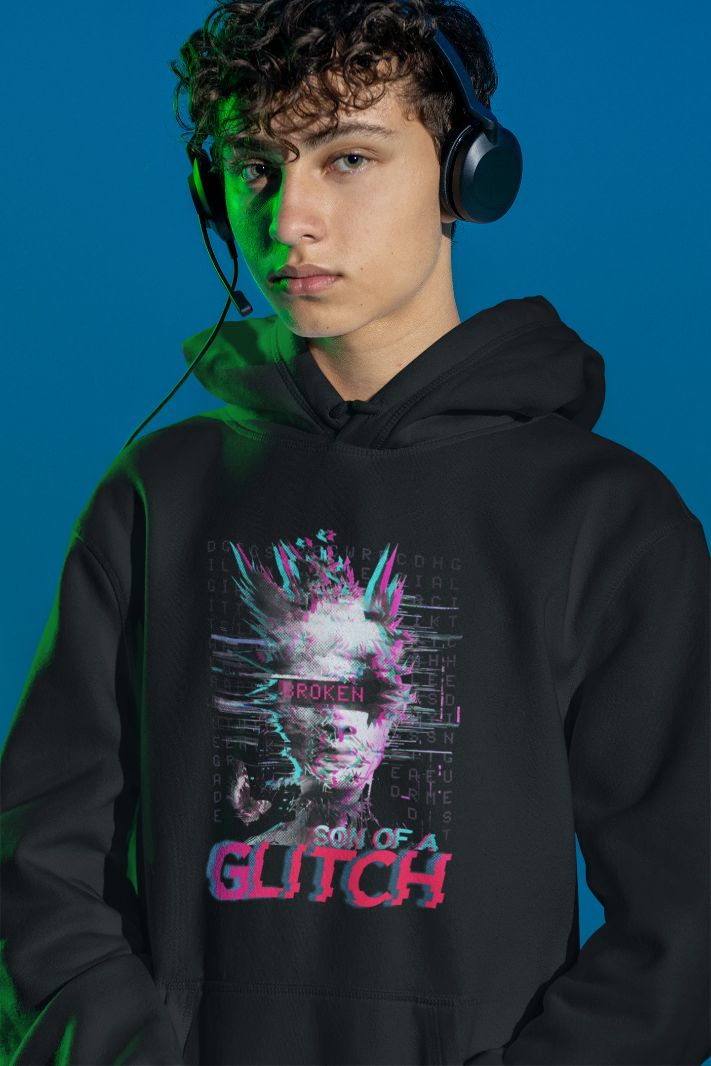 Son of a Glitch Hoodie – Cyberpunk Glitch Art & Digital Chaos – schwarz Hoodie als maennlich-Mockup, modernes Gaming-Design und hochwertiges Produktfoto.