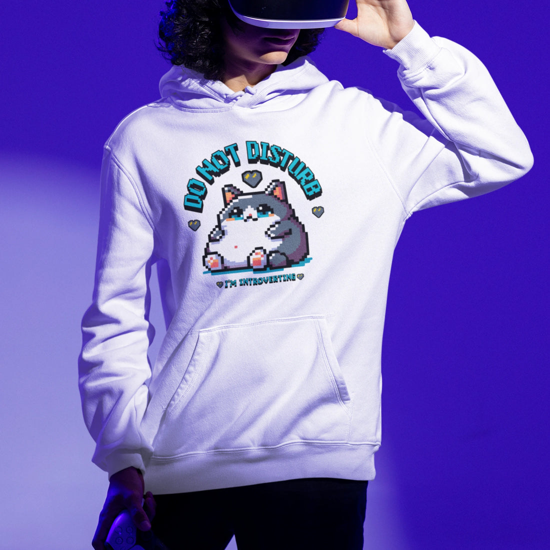 Statement Hoodie - Do Not Disturb in weiß – Unisex Gaming Hoodie im Nerd & Streetwear Style, getragen von männlichen Model