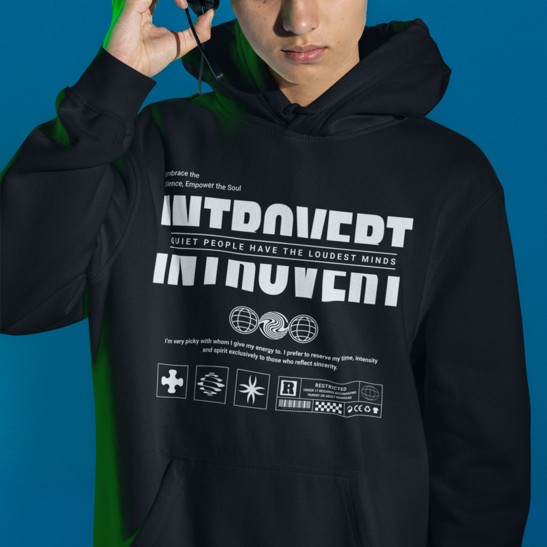 Statement Hoodie - Introvert in schwarz – Unisex Gaming Hoodie im Nerd & Streetwear Style, getragen von männlichen Model