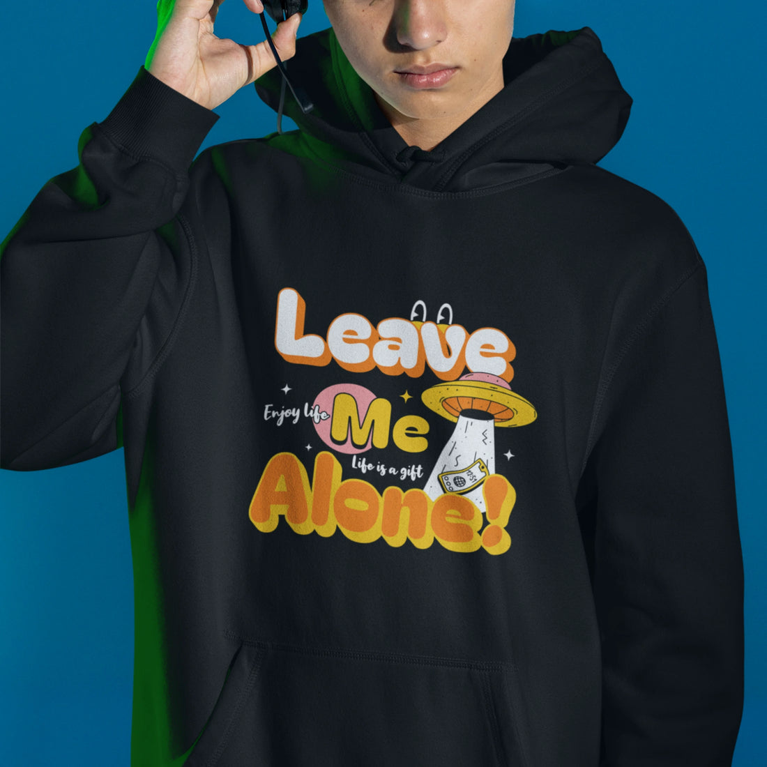 Statement Hoodie - Leave Me Alone! in schwarz – Unisex Gaming Hoodie im Nerd & Streetwear Style, getragen von männlichen Model