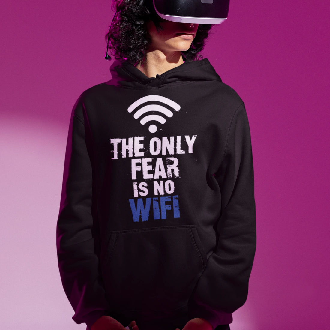 Statement Hoodie - No WiFi schwarz – Gaming Hoodie getragen von maennlichem Model mit Statement  No WiFi Print