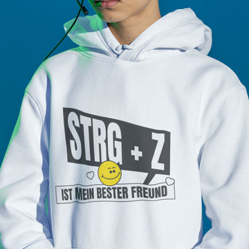 Statement Hoodie - Strg + Z weiss – Gaming Hoodie getragen von maennlichem Model mit Statement  Strg + Z Print