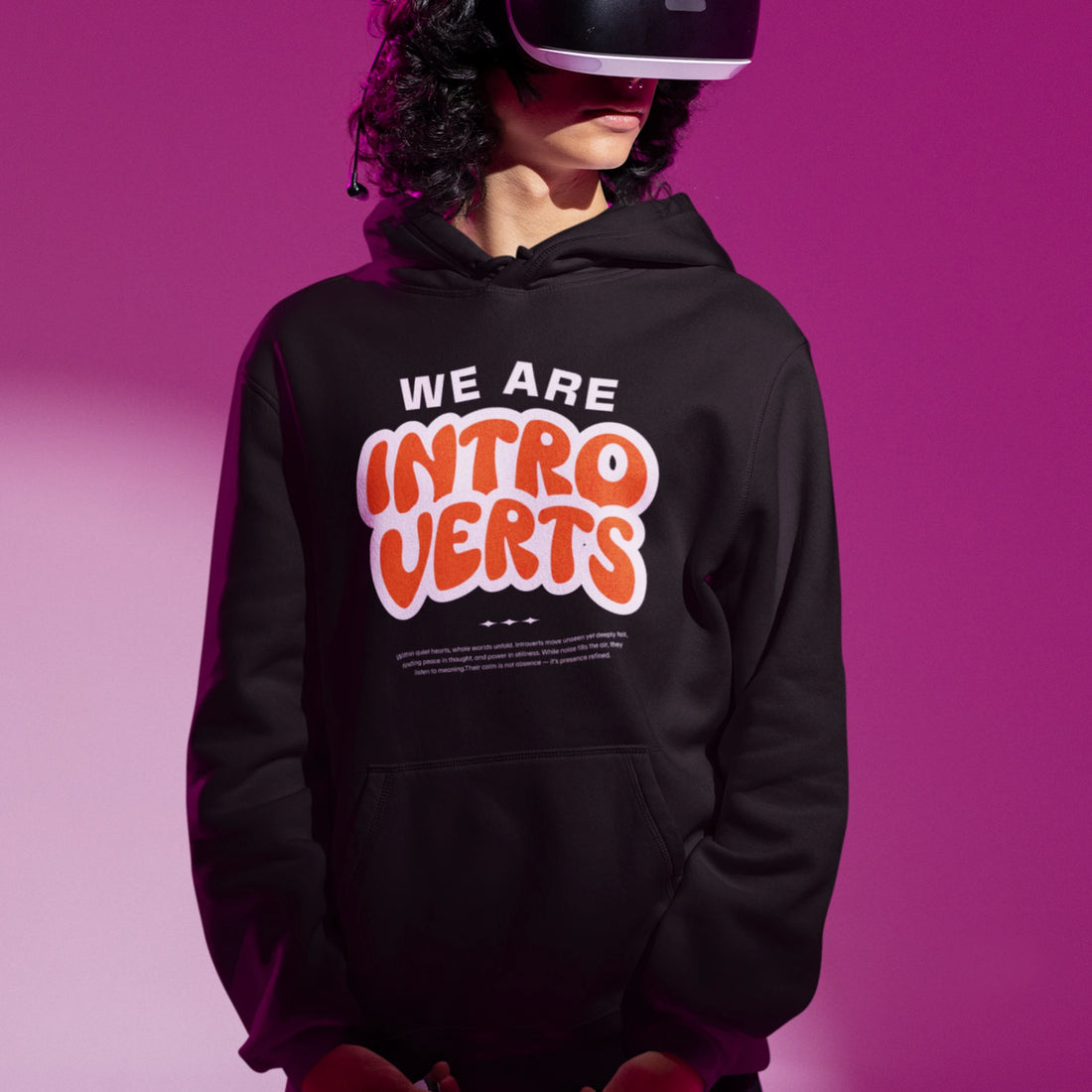 Statement Hoodie - We Are Introverts in schwarz – Unisex Gaming Hoodie im Nerd & Streetwear Style, getragen von männlichen Model