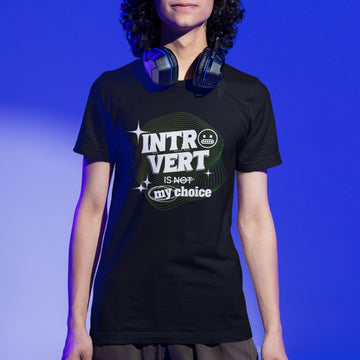 Statement Shirt - Introvert Is Not My Choice in schwarz – Unisex Gaming T-Shirt im Nerd & Streetwear Style, getragen von männlichen Model