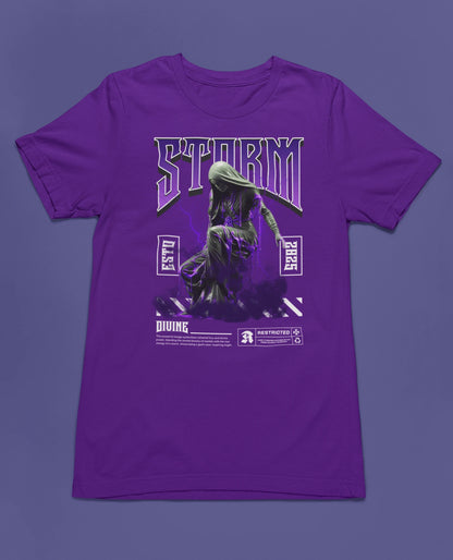 Storm Divine – Carved in Lightning | Göttliches Kunst- & Streetwear-T-Shirt – lila T-Shirt als flatlay-Mockup, modernes Gaming-Design und hochwertiges Produktfoto.