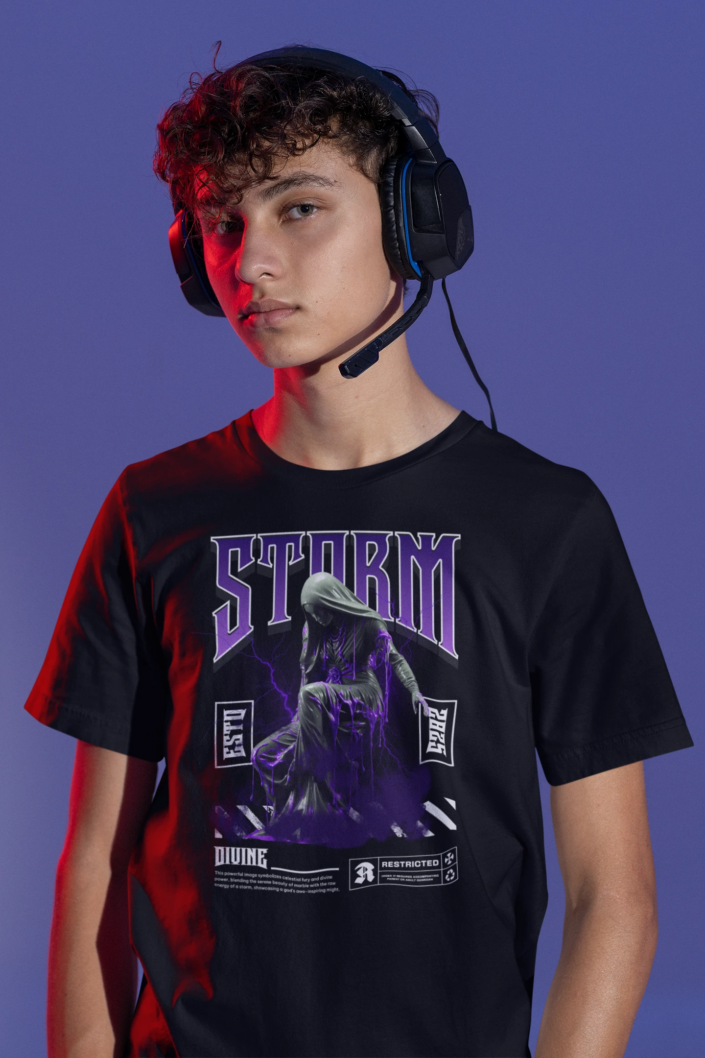 Storm Divine – Carved in Lightning | Göttliches Kunst- & Streetwear-T-Shirt – schwarz T-Shirt als maennlich-Mockup, modernes Gaming-Design und hochwertiges Produktfoto.