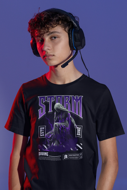 Storm Divine – Carved in Lightning | Göttliches Kunst- & Streetwear-T-Shirt – schwarz T-Shirt als maennlich-Mockup, modernes Gaming-Design und hochwertiges Produktfoto.