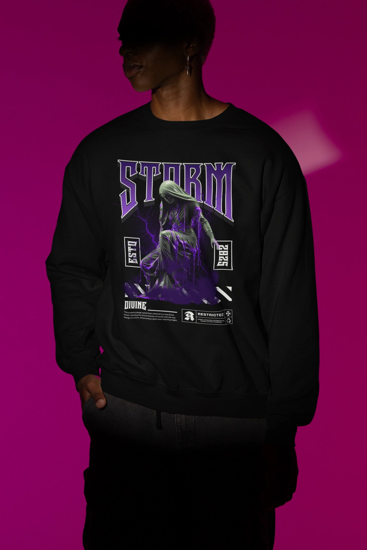 Storm Divine – Gothic Marble Statue Lightning Pullover – schwarz Pullover als Maennliches Model-Mockup, hochwertiges Nerd- & Gaming-Design Produktfoto.