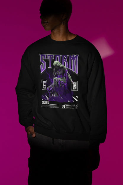 Storm Divine – Gothic Marble Statue Lightning Pullover – schwarz Pullover als Maennliches Model-Mockup, hochwertiges Nerd- & Gaming-Design Produktfoto.
