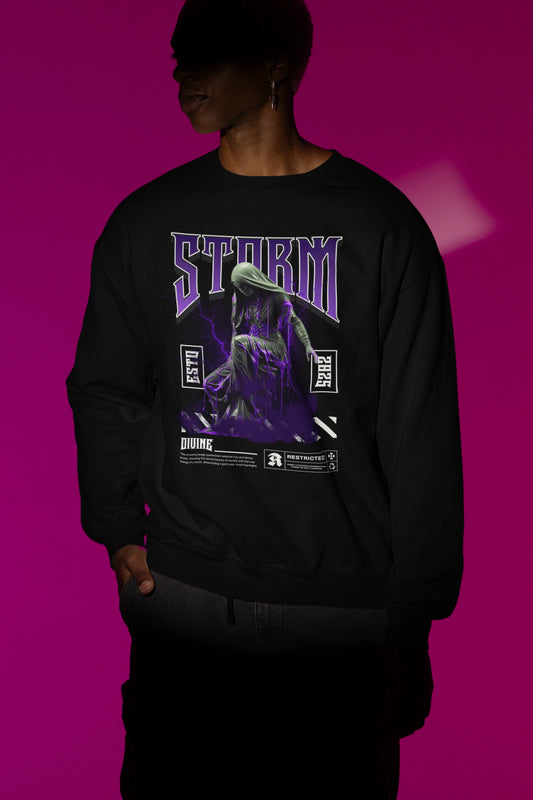 Storm Divine – Gothic Marble Statue Lightning Pullover – schwarz Pullover als Maennliches Model-Mockup, hochwertiges Nerd- & Gaming-Design Produktfoto.
