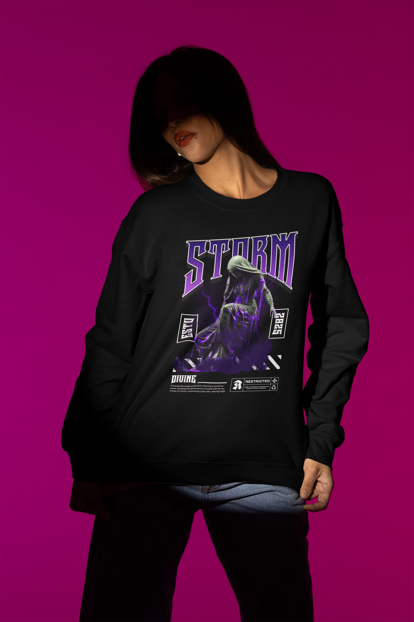 Storm Divine – Gothic Marble Statue Lightning Pullover – schwarz Pullover als Weibliches Model-Mockup, hochwertiges Nerd- & Gaming-Design Produktfoto.