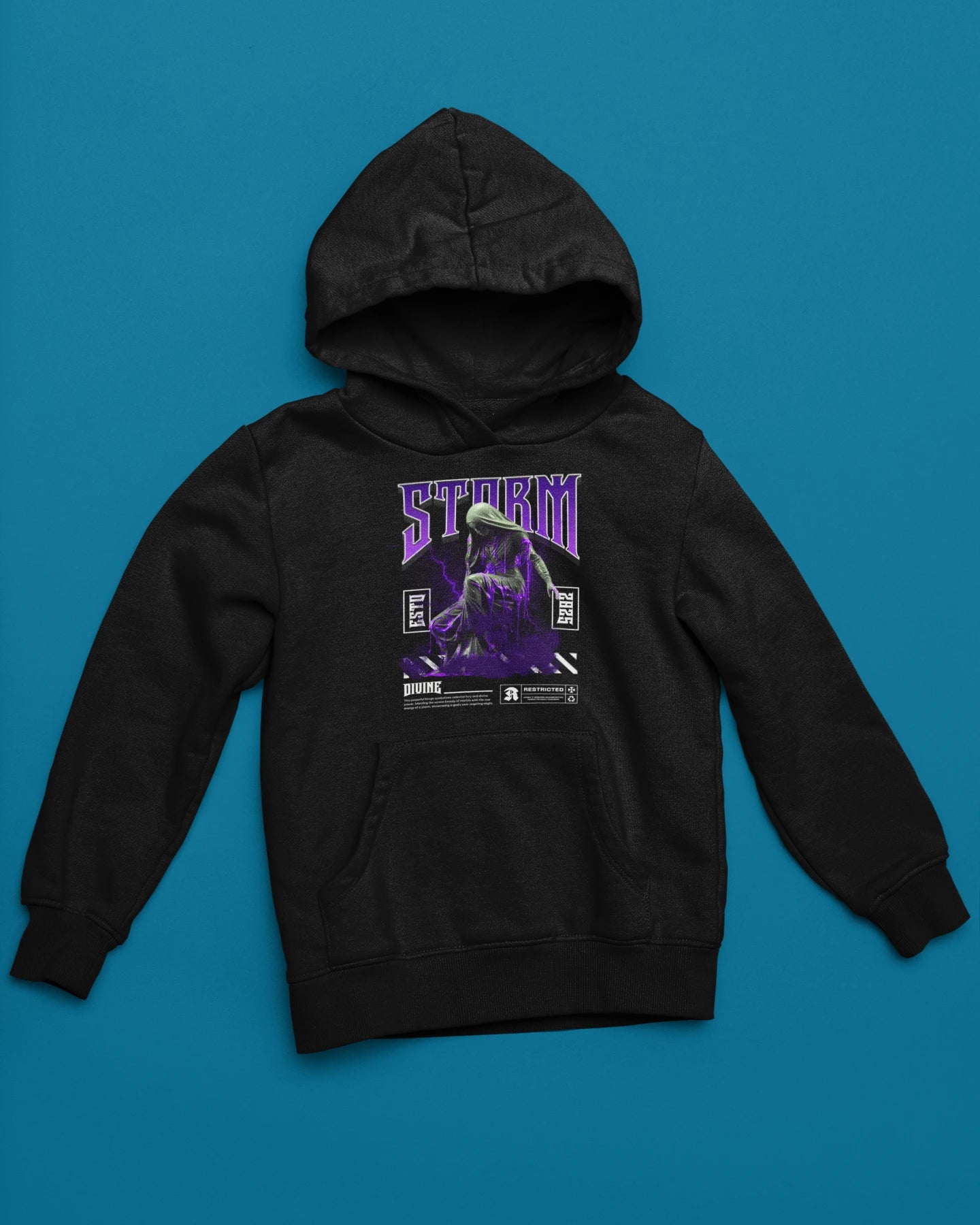 Storm Divine Hoodie – Mystische Statue im Blitz & Dark-Art Stil – schwarz Hoodie als flatlay-Mockup, modernes Gaming-Design und hochwertiges Produktfoto.
