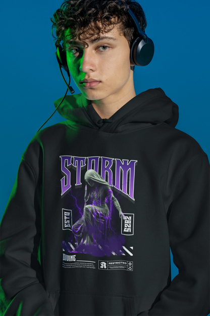 Storm Divine Hoodie – Mystische Statue im Blitz & Dark-Art Stil – schwarz Hoodie als maennlich-Mockup, modernes Gaming-Design und hochwertiges Produktfoto.