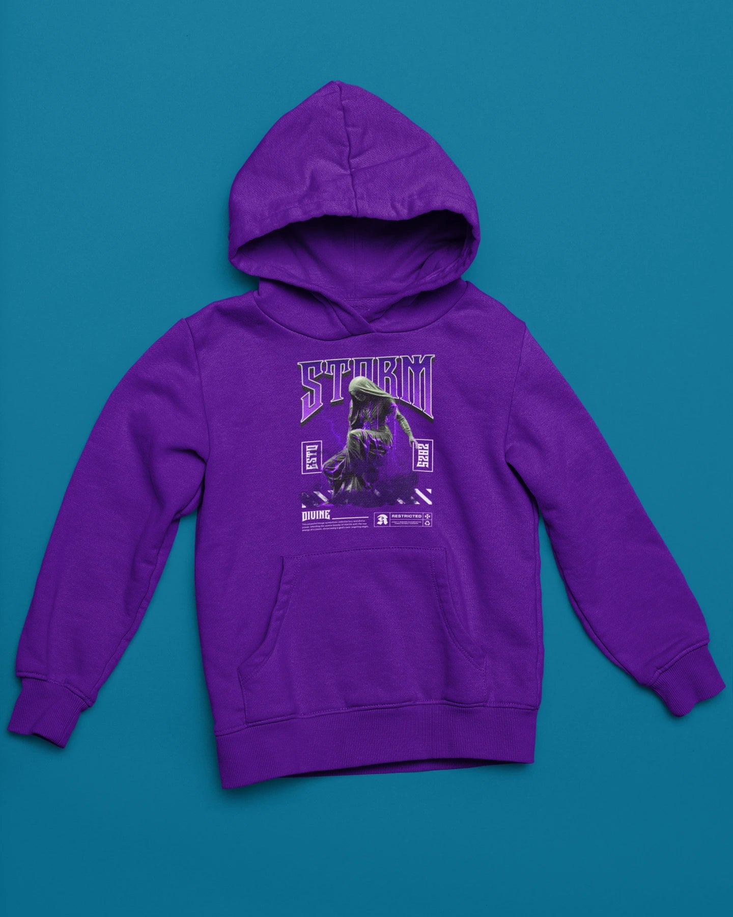 Storm Divine Hoodie – Mystische Statue im Blitz & Dark-Art Stil – lila Hoodie als flatlay-Mockup, modernes Gaming-Design und hochwertiges Produktfoto.