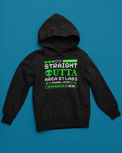 Straight Outta Area 51 Hoodie – Alien & 8-Bit Gamer Design – schwarz Hoodie als flatlay-Mockup, modernes Gaming-Design und hochwertiges Produktfoto.