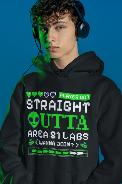 Straight Outta Area 51 Hoodie – Alien & 8-Bit Gamer Design – schwarz Hoodie als maennlich-Mockup, modernes Gaming-Design und hochwertiges Produktfoto.