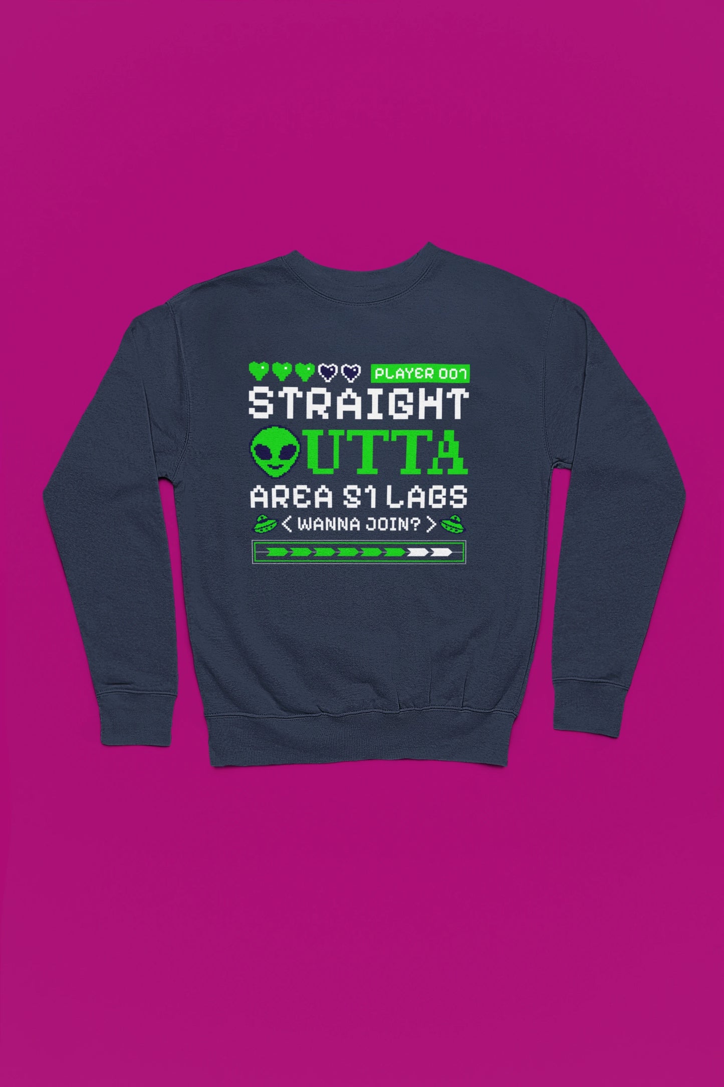 Straight Outta Area 51 Labs | Pixel Alien Pullover – marine Pullover als Flatlay-Mockup, hochwertiges Nerd- & Gaming-Design Produktfoto.