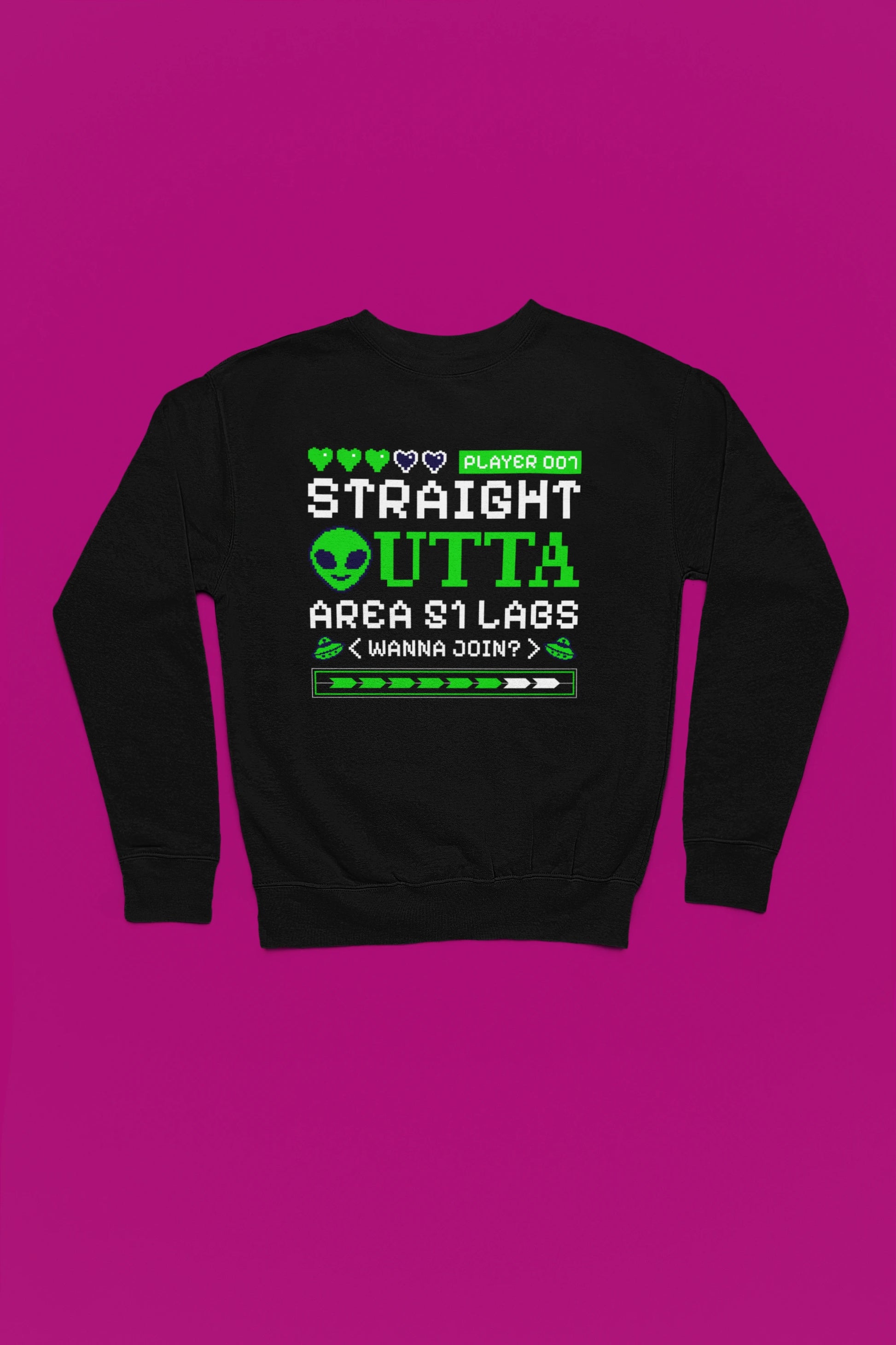 Straight Outta Area 51 Labs | Pixel Alien Pullover – schwarz Pullover als Flatlay-Mockup, hochwertiges Nerd- & Gaming-Design Produktfoto.