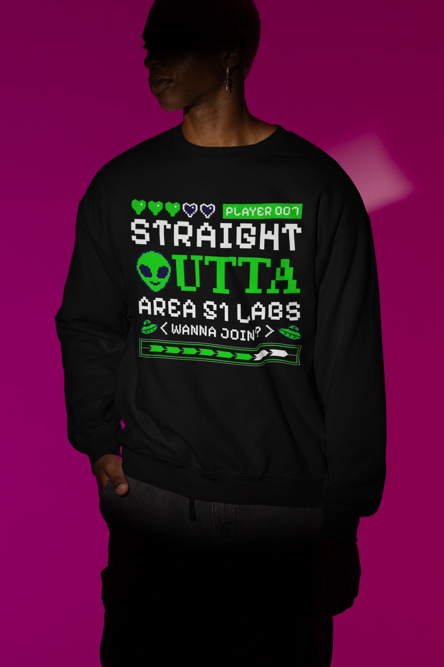 Straight Outta Area 51 Labs | Pixel Alien Pullover – schwarz Pullover als Maennliches Model-Mockup, hochwertiges Nerd- & Gaming-Design Produktfoto.