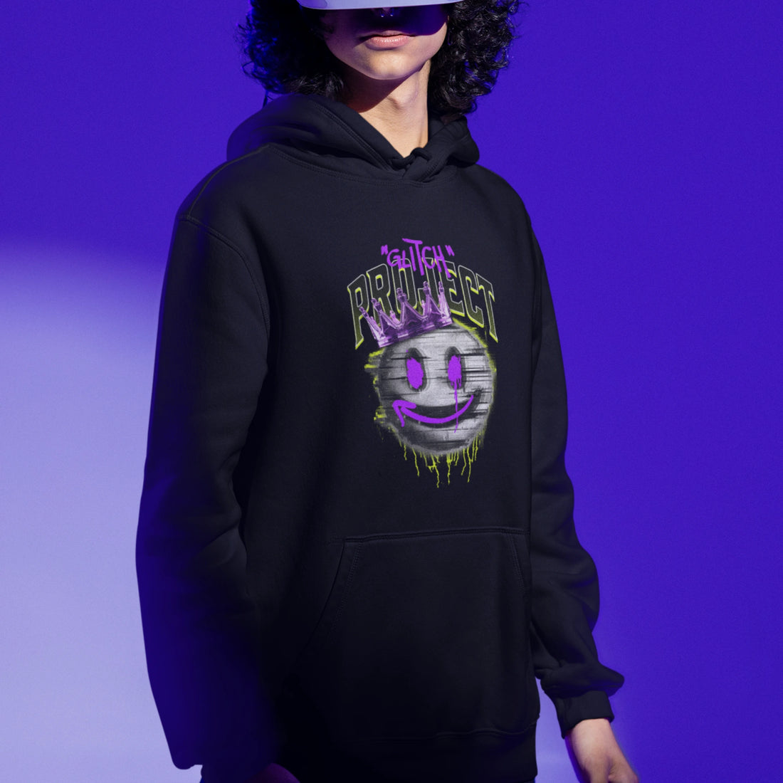 Streetwear Hoodie - Glitch Project in schwarz – Unisex Gaming Hoodie im Nerd & Streetwear Style, getragen von männlichen Model