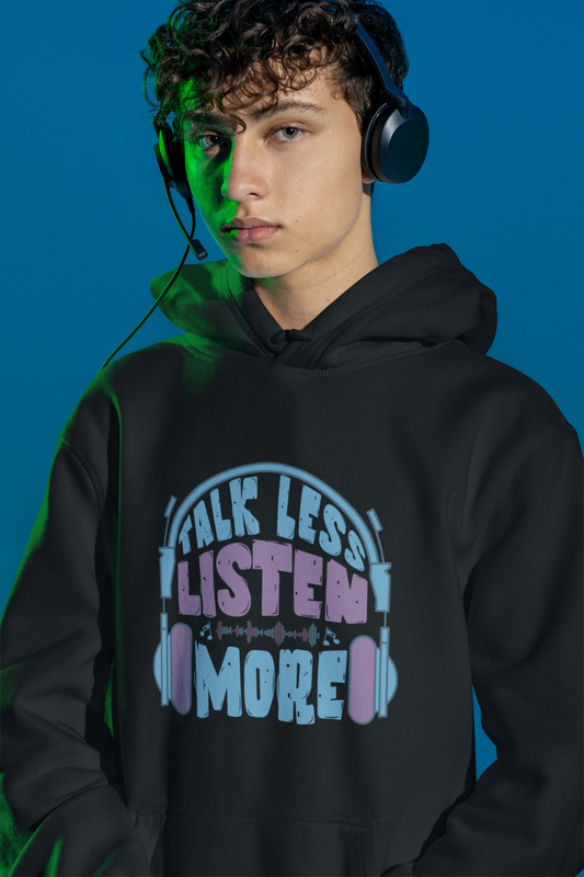Talk Less Listen More Hoodie – Musik & Kopfhoerer Design – schwarz Hoodie als maennlich-Mockup, modernes Gaming-Design und hochwertiges Produktfoto.