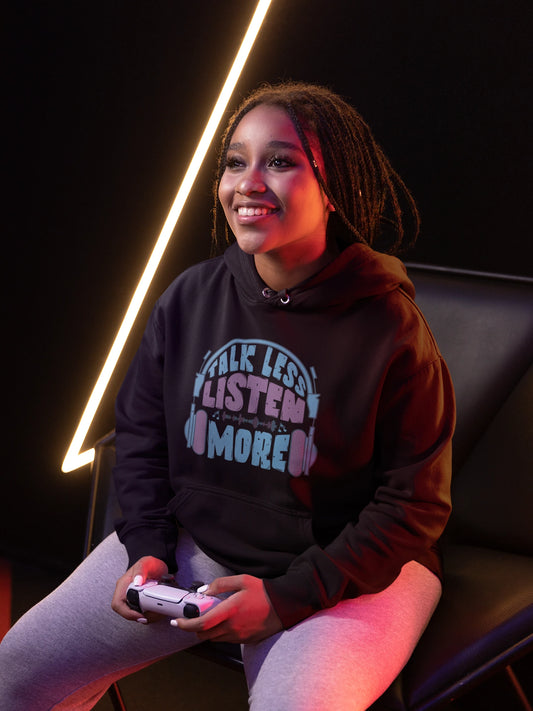 Talk Less Listen More Hoodie – Musik & Kopfhoerer Design – schwarz Hoodie als weiblich-Mockup, modernes Gaming-Design und hochwertiges Produktfoto.
