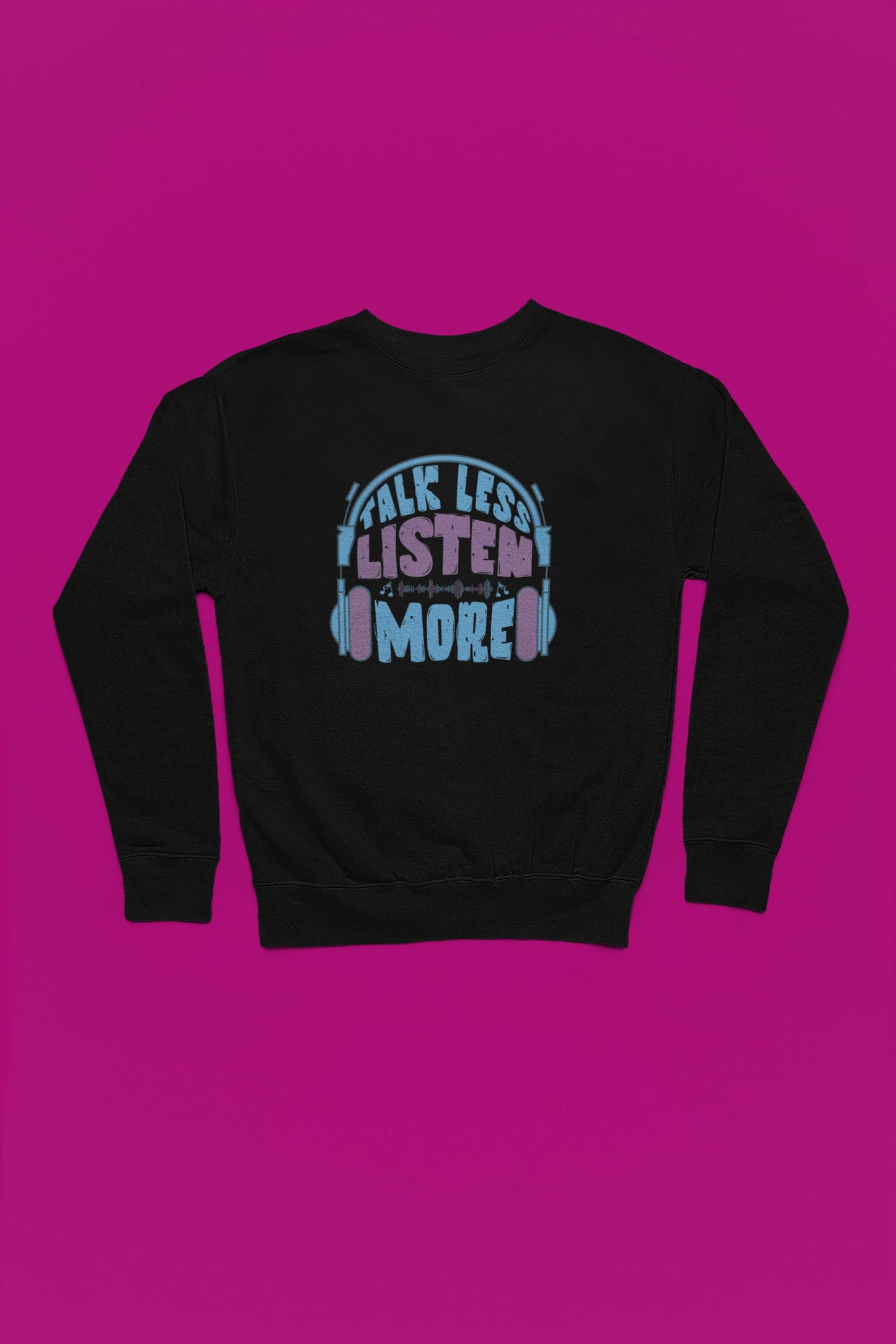 Talk Less Listen More – Retro Headphone Vibes Pullover – schwarz Pullover als Flatlay-Mockup, hochwertiges Nerd- & Gaming-Design Produktfoto.