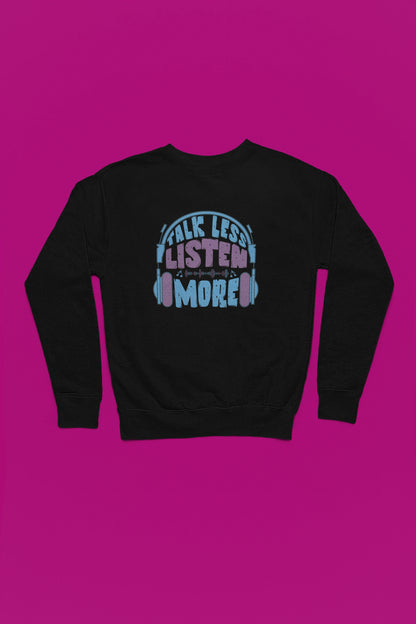 Talk Less Listen More – Retro Headphone Vibes Pullover – schwarz Pullover als Flatlay-Mockup, hochwertiges Nerd- & Gaming-Design Produktfoto.