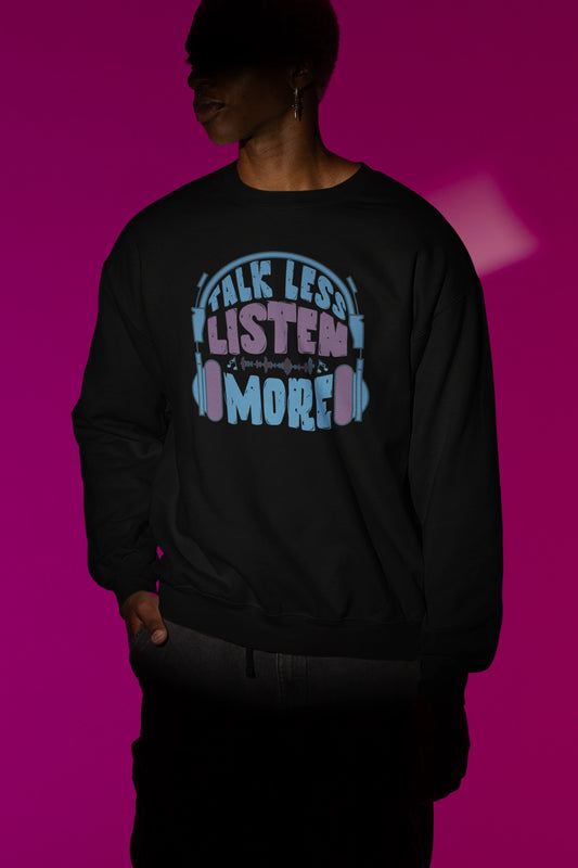 Talk Less Listen More – Retro Headphone Vibes Pullover – schwarz Pullover als Maennliches Model-Mockup, hochwertiges Nerd- & Gaming-Design Produktfoto.
