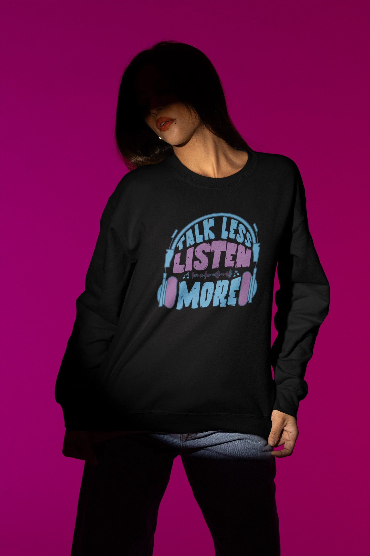 Talk Less Listen More – Retro Headphone Vibes Pullover – schwarz Pullover als Weibliches Model-Mockup, hochwertiges Nerd- & Gaming-Design Produktfoto.