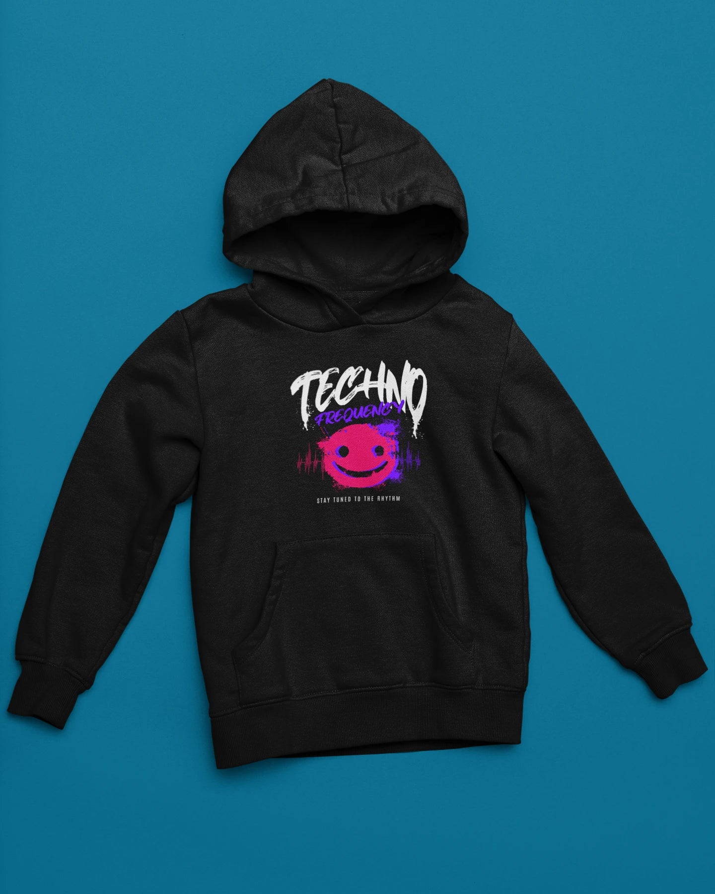 Techno Frequency Hoodie – Smiley, Waveform & Neon Techno Design – schwarz Hoodie als flatlay-Mockup, modernes Gaming-Design und hochwertiges Produktfoto.