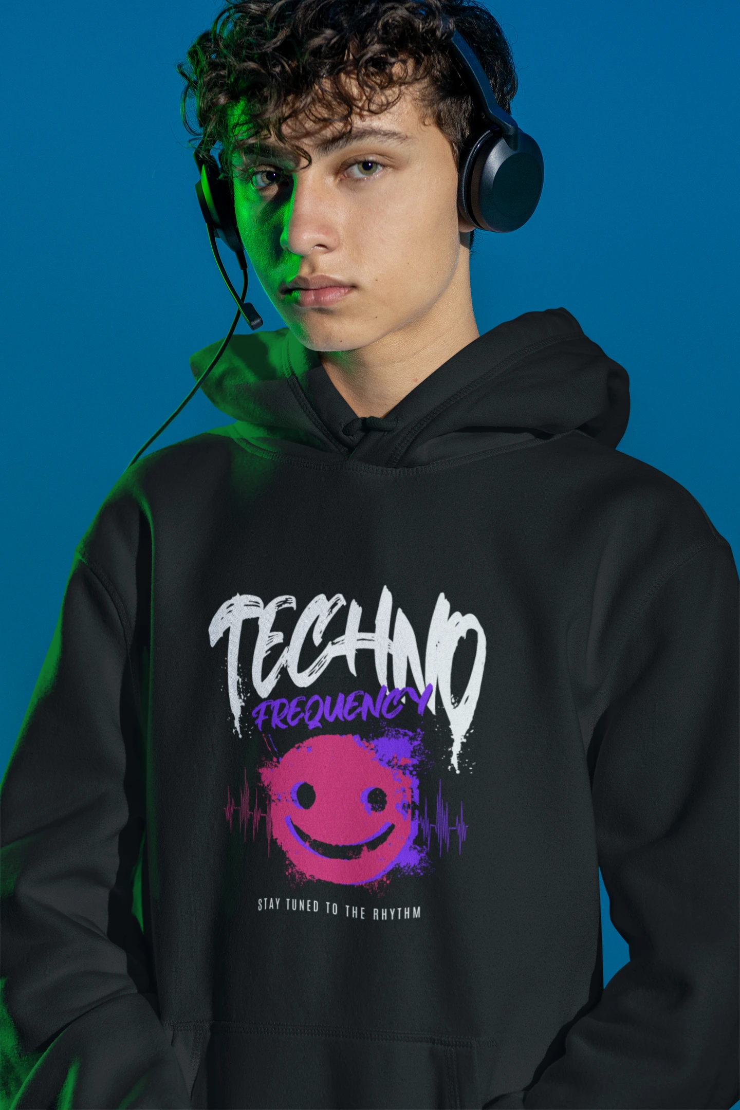 Techno Frequency Hoodie – Smiley, Waveform & Neon Techno Design – schwarz Hoodie als maennlich-Mockup, modernes Gaming-Design und hochwertiges Produktfoto.